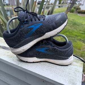 Size 7- BROOKS Addiction GTS 15